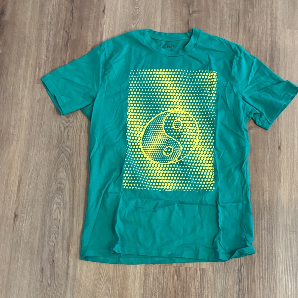 bp Teal Short-Sleeve Tee with Yellow Yin Yang Graphic